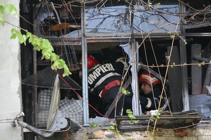 Pompierii au stins focul care a cuprins întreaga suprafaţă a balconului. FOTO: Florin Chirica