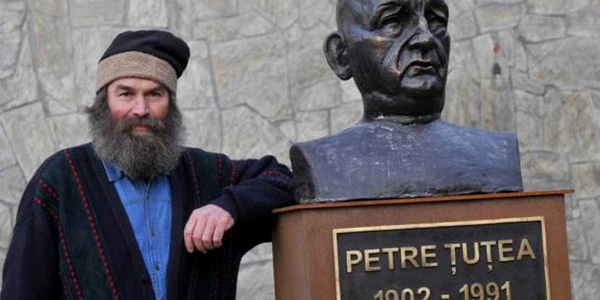 Ioan Chiș se mândrește cu statuia mentorului său