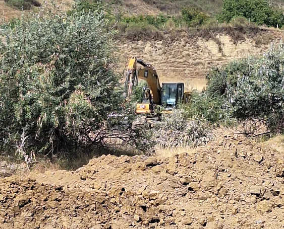 Excavator surprins în timp ce sapă pe malul râului. SURSA S.M.