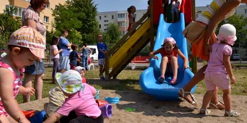 Copiii au testa deja noul loc de joacă. FOTOnewsbv.ro