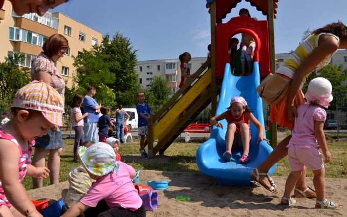 Copiii au testat deja noul loc de joacă. FOTOnewsbv.ro