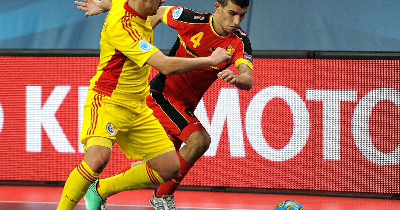 Omar Rahou (dreapta) în duel pentru minge cu Emil Răducu. Foto Guliver / Getty Images