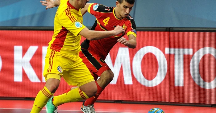 Omar Rahou (dreapta) în duel pentru minge cu Emil Răducu. Foto Guliver / Getty Images