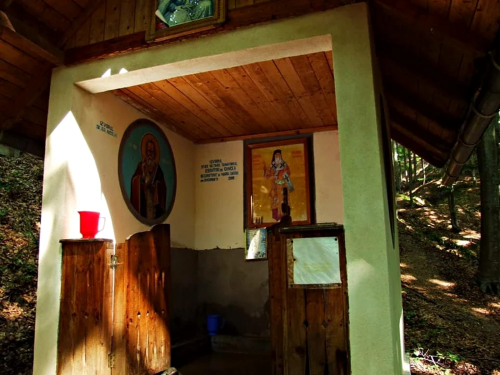 Biserica Izvoarelor de Leac şi apa tămăduitoare la care şi-au găsit alinarea Mircea cel Bătrân, Vlad Ţepeş, Mihai Viteazul şi Mihnea Turcitul
