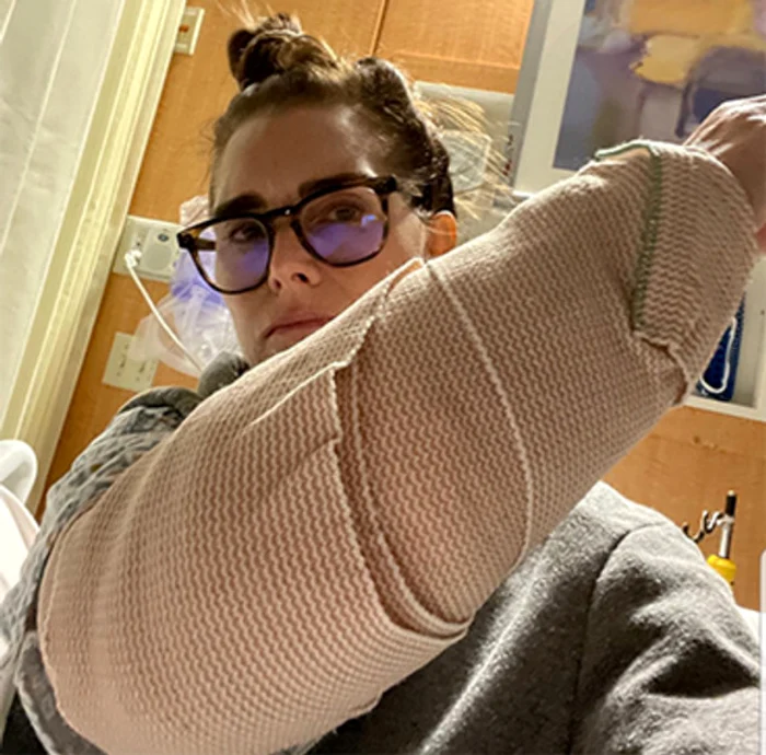 Şi-a rupt mâna dreaptă după o accidentare la sala de sportFoto: Instagram