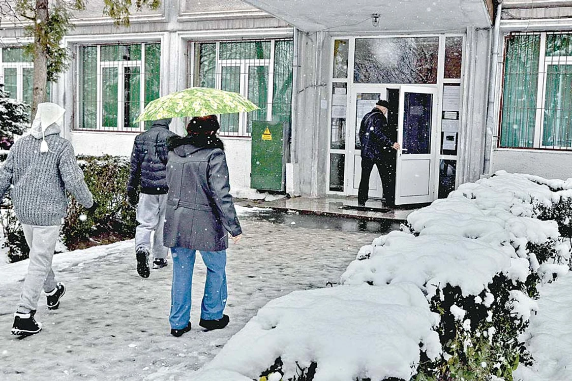 În pofida viscolului oamenii au ieşit din  case şi au mers la vot