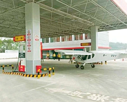 Avionul a stat la coadă ca şi maşinile până a ajuns să-şi umple rezervorul