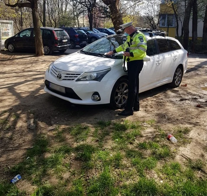 Și șoferii mașinilor lăsate pe spații vetzi neîngrijite au fost amendați