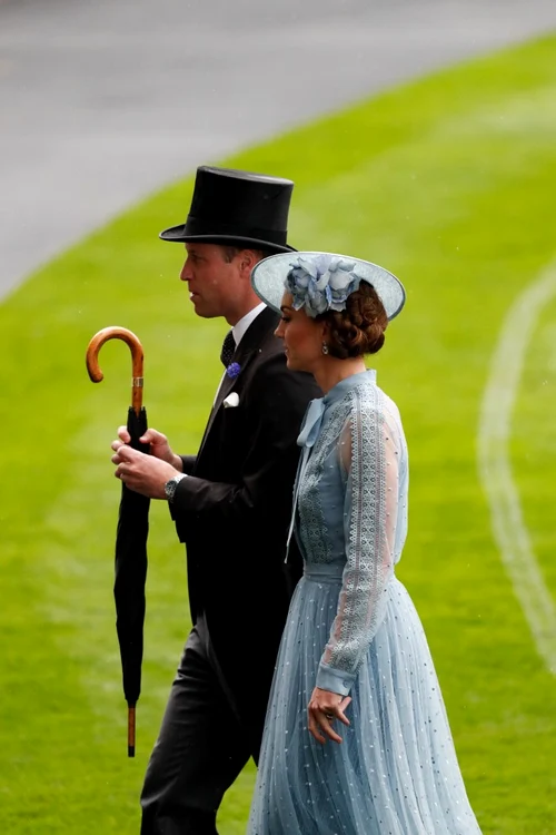 Kate Middleton pare că are un început de burtică