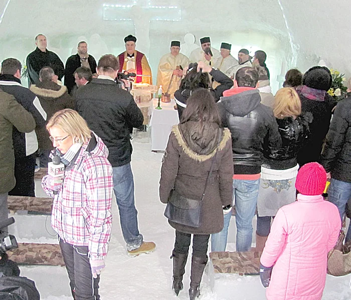 
    Opt preoţi  au sfinţit  lăcaşul de cult (foto: Ramona Găină)  