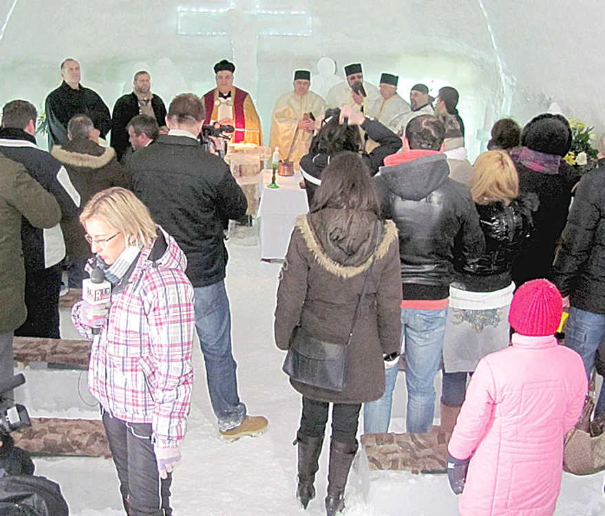 Opt preoţi au sfinţit lăcaşul de cult (foto: Ramona Găină)
