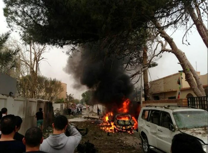 n atentat cu maşină-capcană a fost comis marţi împotriva sediului ambasadei Franţei din Tripoli. FOTO