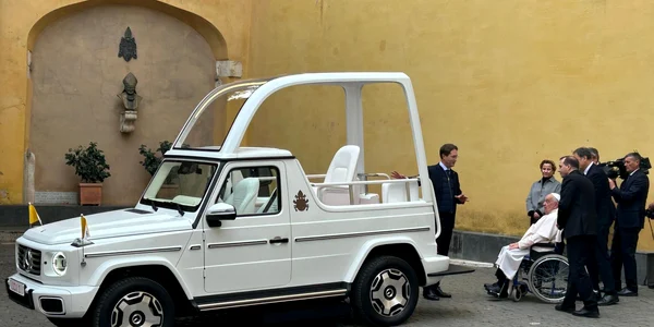 Noul papamobil este un vehicul complet electric Foto X jpg