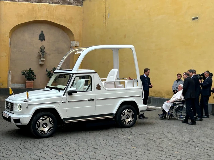 Noul papamobil este un vehicul complet electric Foto: X