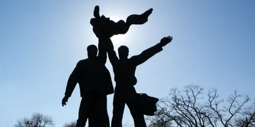 Monument la Kiev dedicat prieteneii ruso ucrainene care a fost demolat FOTO Nurphoto