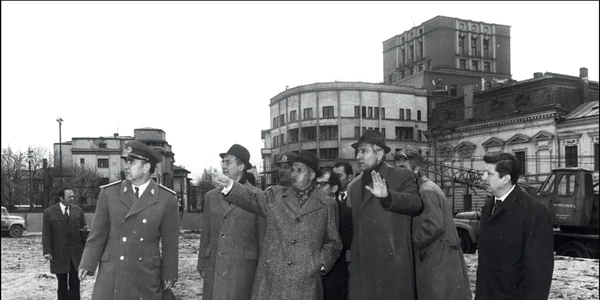 ceausescu vizita pe ruine FOTO historia jpg