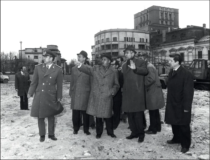 Ceaușescu inspectând locurile de construcție a blocurilor noi FOTO historia