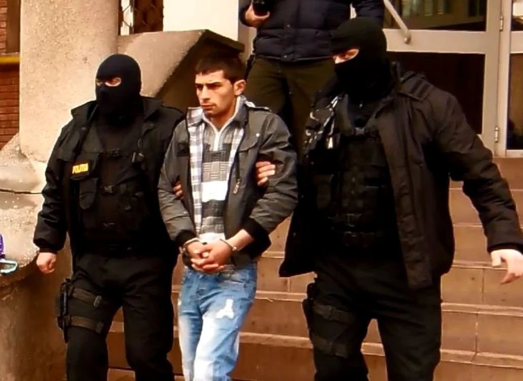 Unul dintre ceie trei bărbaţi reţinuţi de poliţie