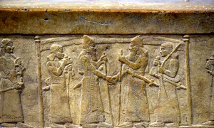 Salmanasar al III-lea îl întâmpină pe Marduk-zakir-șumi, regele Babilonului (© Wikimedia Commons)