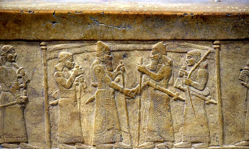 Salmanasar al III-lea îl întâmpină pe Marduk-zakir-șumi, regele Babilonului (© Wikimedia Commons)