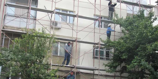 Montarea schelelor a dat mari bătăi de cap muncitorilor