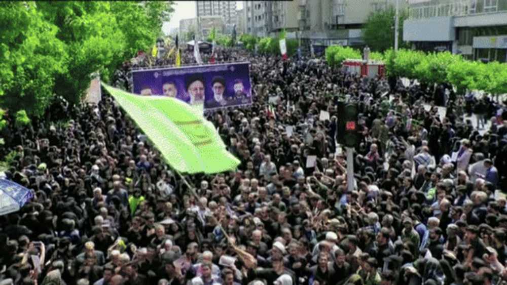 Mii de iranieni pe străzi pentru funeraliile președintelui Ebrahim Raisi. Ayatollahul Ali Khamenei a condus rugăciunile FOTO VIDEO