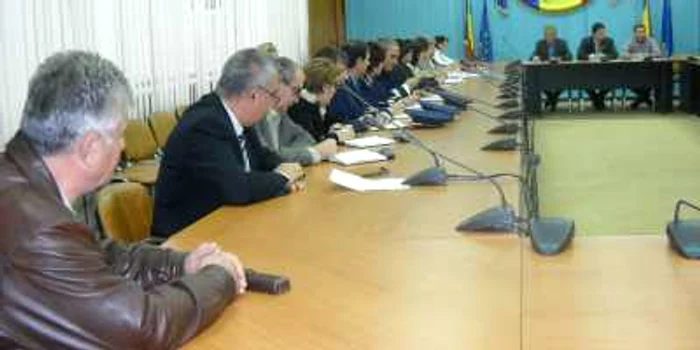 „Înțelepții” și-au spus cuvântul în Sala Mare de la Prefectură