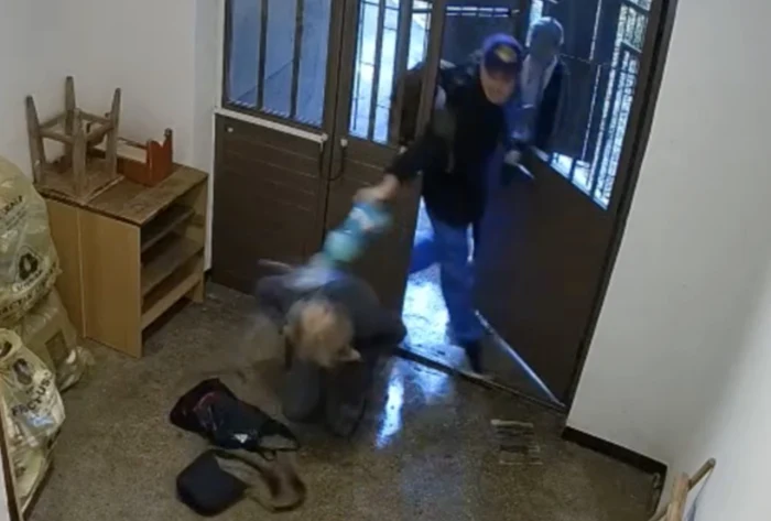 Momnetul în care bărbatul o stropește pe femeie cu benzină. Captură video sursa: Aktual24.