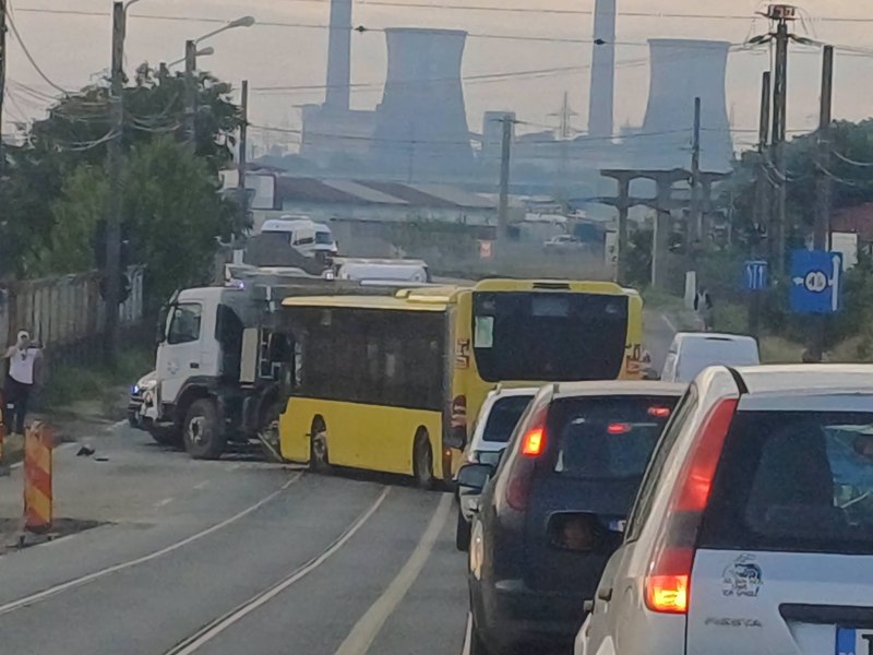 Accident între un camion și un autobuz cu 40 de pasageri, la Timișoara. Trei persoane au avut nevoie de îngrijiri medicale