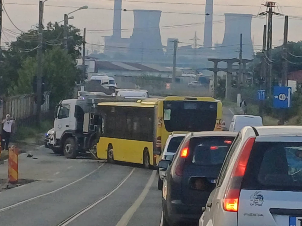 Trei persoane din autobuz au avut nevoie de îngrijiri medicale. 