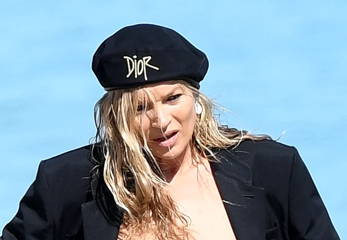 
    Kate Moss, de 45 de ani, a pozat în sânii goi pentru o reclamă Diorfoto: Profimedia  