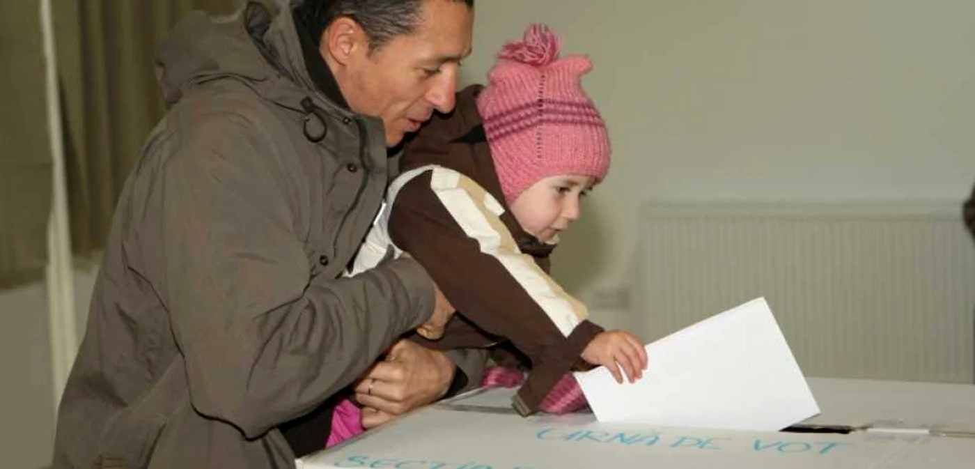 Cetăţenii moldoveni din Braşov au votat în familie, foto: Stelian grăjdan