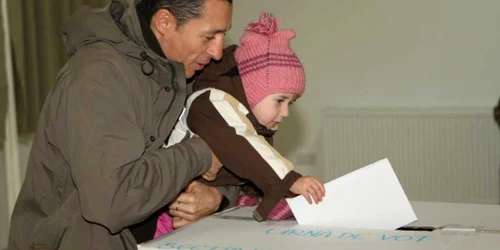 Cetăţenii moldoveni din Braşov au votat în familie, foto: Stelian grăjdan