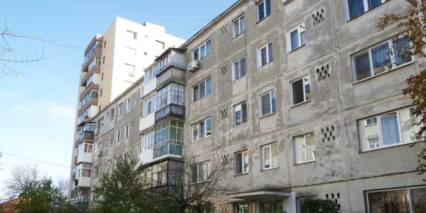 Locatarii din blocul 50 de pe Aleea Şcolii aşteaptă de peste doi ani reabilitarea promisă Foto: Alex Policală