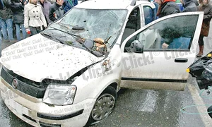 Copacul doborât în Capitală  a blocat circulaţia pe una dintre cele mai importante artere ale oraşului ( Fotografii: Dorin Constanda) jpeg