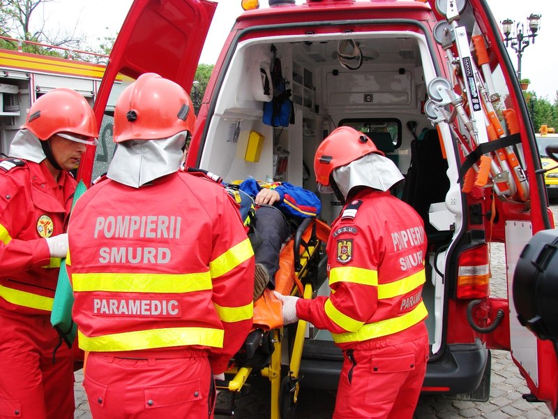 Trei persoane au fost găsite inconștiente într-un bazin cu apă, în județul Dâmbovița. Două sunt în stop cardio-respirator