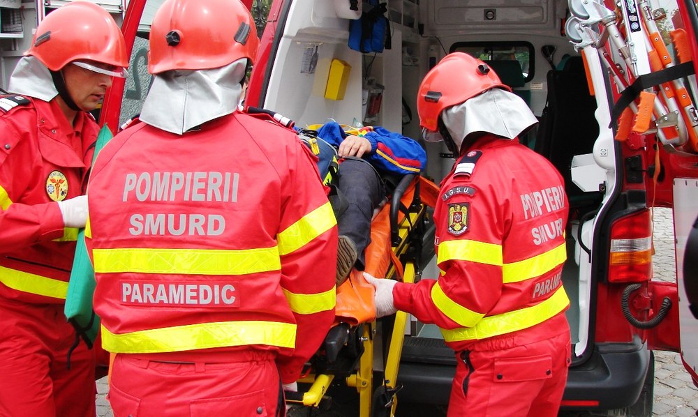 Un autobuz plin cu călători a lovit trei femei pe o trecere de pietoni din Galați. Una dintre victime, dusă la spital