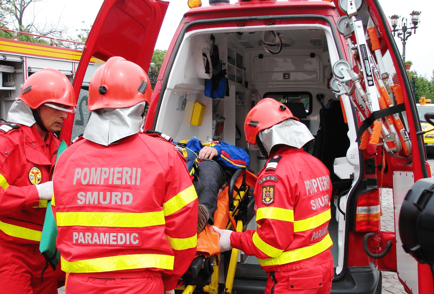 Accident pe contrasens, la ieșirea din Galați. Separatoarele de drum, distruse 