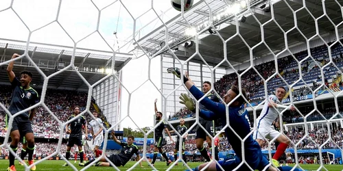 Jamie Vardy (primul din D) înscrie primul gol pentru Anglia pe lângă Wayne Hennessey în timpul meciului de la EURO 2016 dintre Anglia şi Ţara Galilor pe Stade Félix Bollaert în Lens Franţa FOTO Guliver/Getty Images/Matthias Hangst