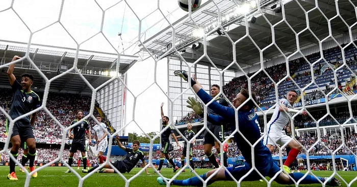 Jamie Vardy (primul din D) înscrie primul gol pentru Anglia, în timpul meciului de la EURO 2016 dintre Anglia şi Ţara Galilor FOTO Guliver/Getty Images/Matthias Hangst