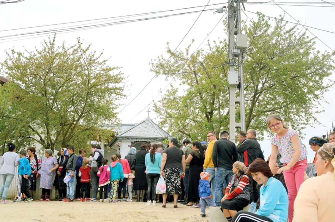 
    Oamenii aşteptau ieri să ajungă în faţa troiţei din PuşcaşiFoto: Adevărul  