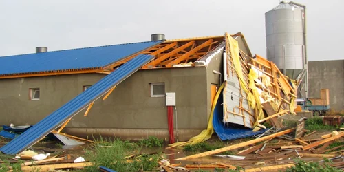 acoperişul a fost distrus de vântul puternic 