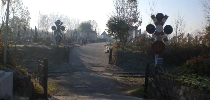 Cimitirul din Rădăuţi este împărţit în două de calea ferată