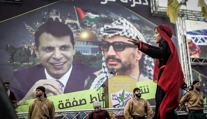 Mohammad Dahlan, pe un banner, alături de Yasser Arafat, în Fâșia Gaza, în 2019 Foto Profimedia