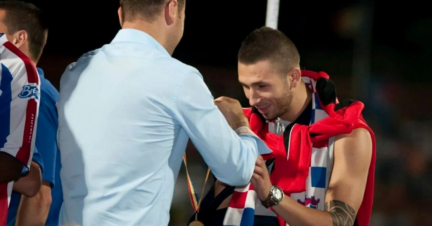 Fotbalistul care se lasă de fotbal primind medalia de campion al României FOTO Adevărul