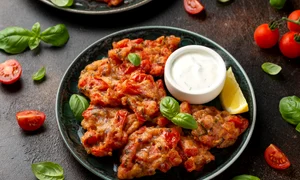 chiftele de rosii tomatokeftedes shutterstock 2103366965 jpg