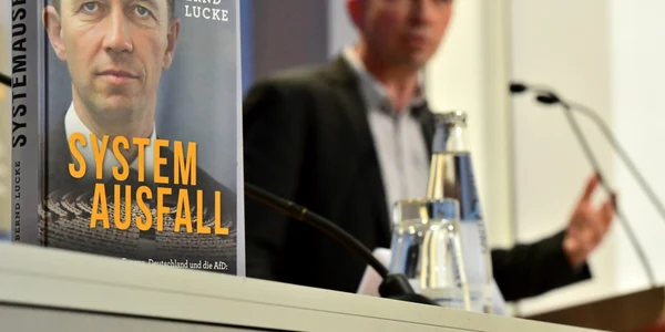 Profesorul de economie şi fostul europarlamentar din partea AfD Bernd Lucke a atacat la CC planul de redresare economică votat de UE FOTO EPA-EFE