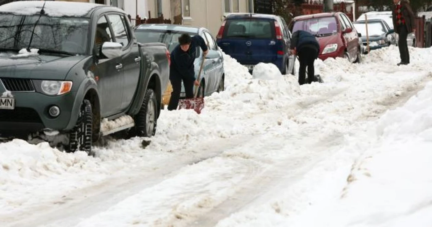 Craiovenii au dat zăpadă la lopată. Foto: arhivă