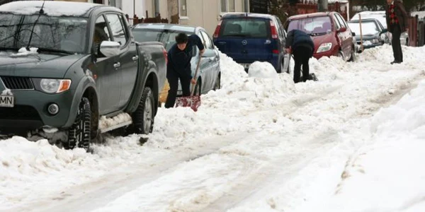 Craiovenii au dat zăpadă la lopată. Foto: arhivă