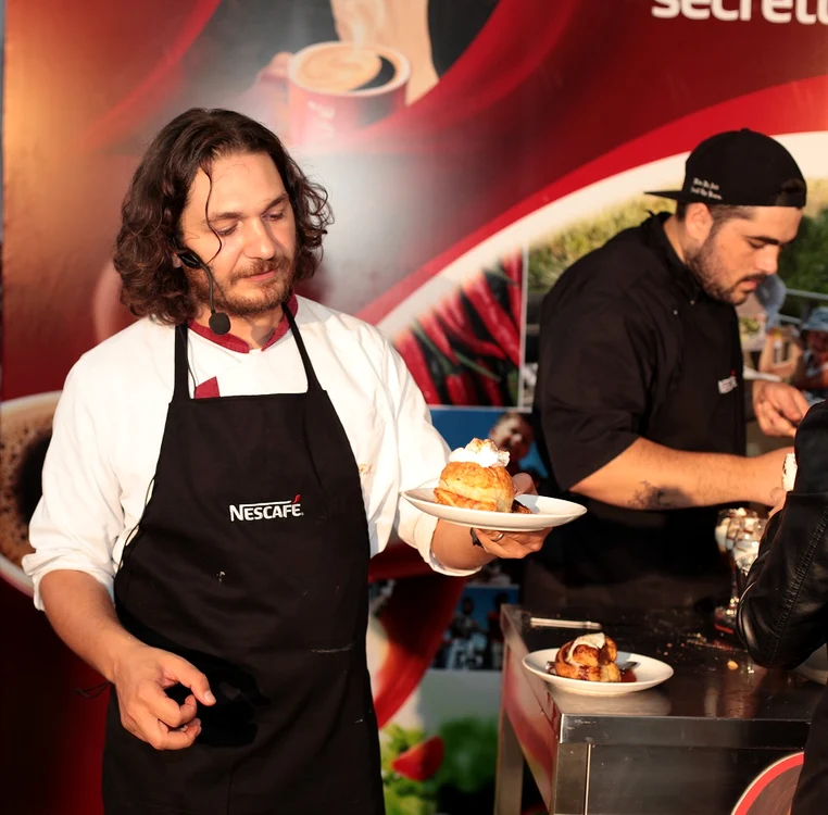 
    Chef Florin Dumitrescu spune că gătitul este şi artă, şi ştiinţă  